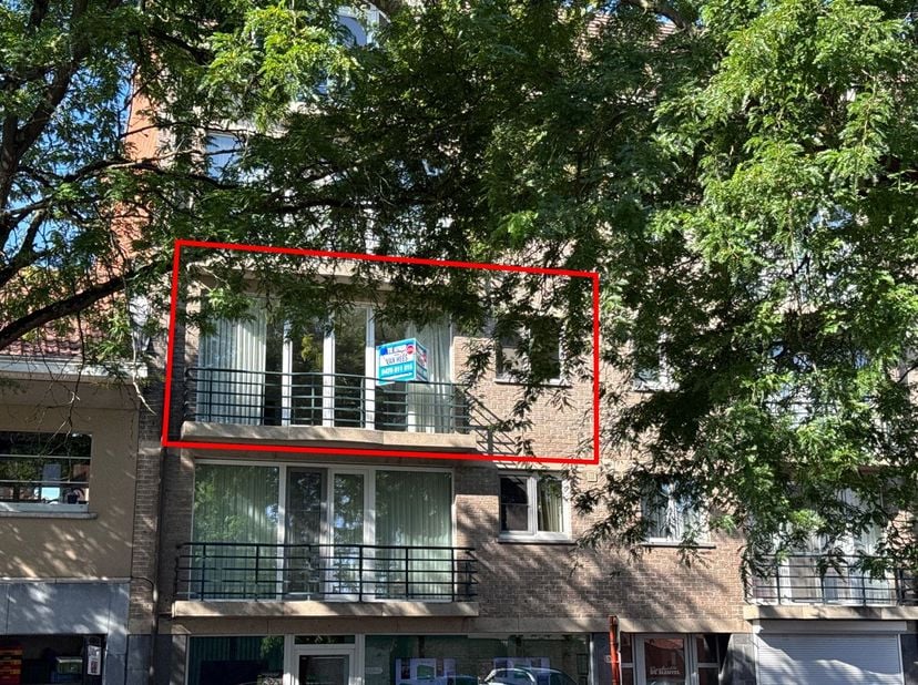 Ruim appartement met 2 slaapkamers, terrassen, garagebox en kelder in het centrum van Mol<br />
<br />
Dit ruime en lichtrijke appartement is gelege