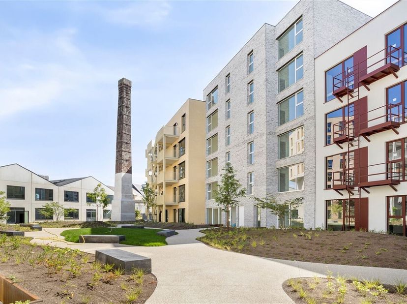 CONFORTABLE 2SLK APP AVEC TERRASSE DANS NOUVEAU QUARTIER RÉSIDENTIEL<br />
Situation : Cet appartement à haut rendement énergétique est situé dans la