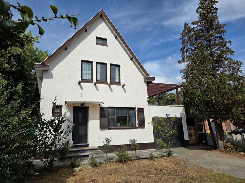 Cette maison individuelle standard à Keerbergen est idéale pour ceux qui recherchent espace et confort. Avec un terrain de 10a51ca et une surface habi