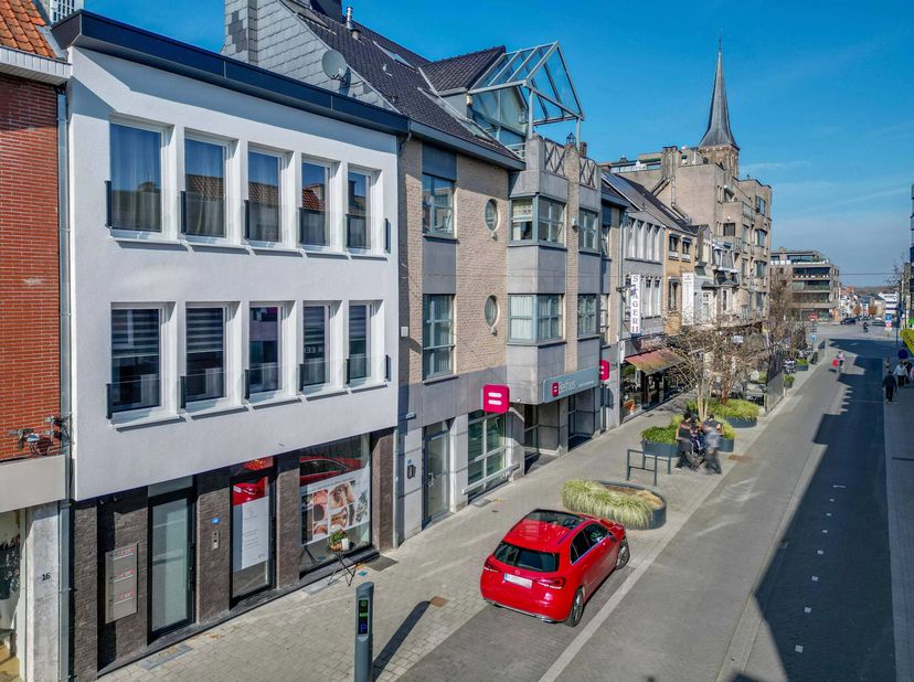 Te koop in het centrum van Lanaken (Stationsstraat 14): een volledig gerenoveerd handelspand met achterliggende woning, ideaal voor zelfstandigen of o