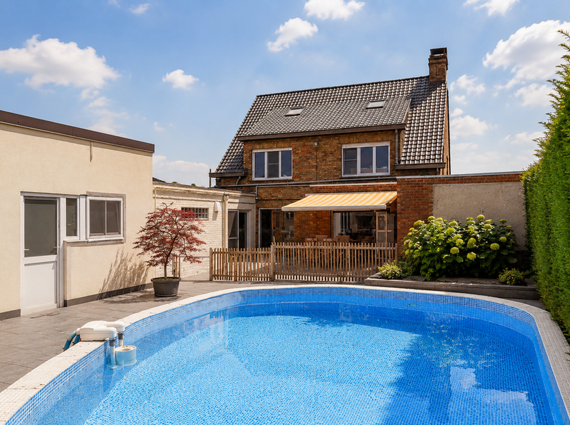 Langs de Brugsestraat in Zedelgem bevindt zich deze charmante en bijzonder ruime woning. Dankzij de centrale ligging geniet u van een uitstekende bere