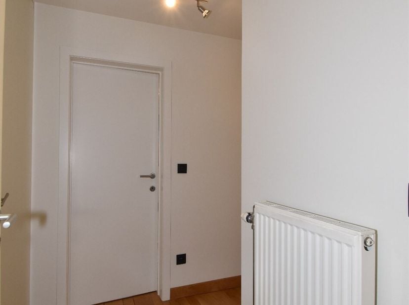 Het appartement is gelegen op de 1ste verdieping in het centrum van Maldegem op wandelafstand van het gemeentelijk park.<br />
In de nabije omgeving v