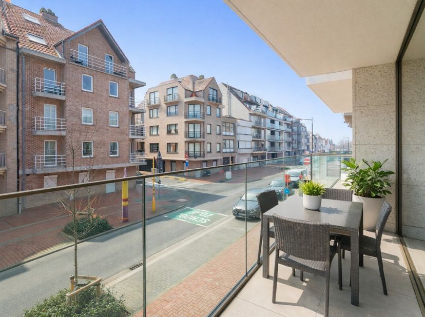 Knokke: Instapklaar appartement met ruim terras en 2 slaapkamers te koop op toplocatie in Knokke. Op een uitstekende ligging in de Paul Parmentierlaan