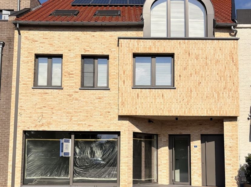 Bent u op zoek naar een moderne handelsruimte op een goede locatie? Dan biedt dit gelijkvloerse handelspand in het centrum van Maasmechelen een unieke