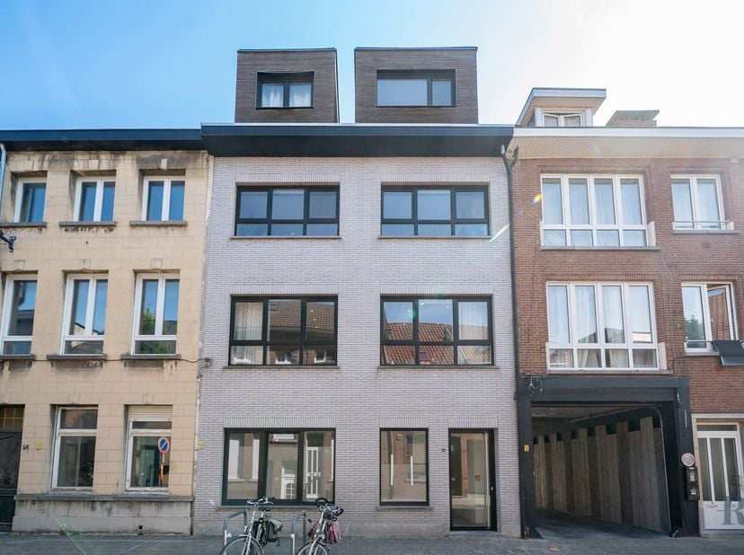 Dit zeer ruime en lichtrijke appartement is gelegen in de stadskern van Lier, op wandelafstand van de Stadsvesten, station, alle voorzieningen etc.<br
