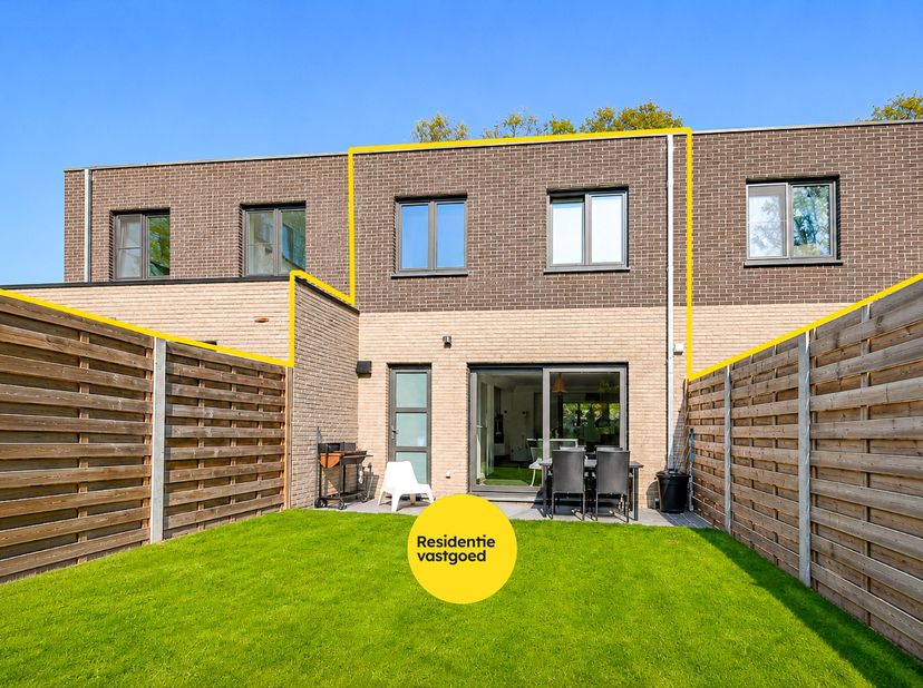 Via de Postwegel nabij de Stationsstraat van Gistel kan men deze recente en volledig instapklare woning terugvinden! Door zijn centrale en rustige lig