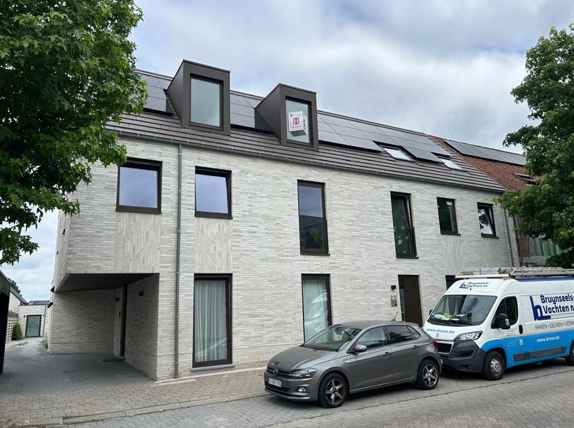 Dit appartement is gelegen op de tweede verdieping in een kleinschalig complex te Geel (Zammel).<br />
<br />
Indeling:<br />
De zeer lichtrijke leefr