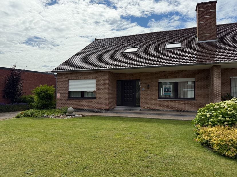 Deze ruime woning van het bouwjaar 1983 is gelegen in de gemeente Kortenaken.<br />
Rustig gelegen op een perceel van 2 a 81 ca met een schitterend ui