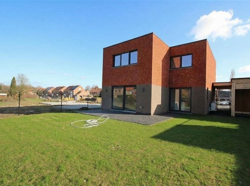 Excellente villa neuve, 3 chambres, hall d'entrée, lumineux séjour, cuisine super équipée, large palier de nuit (espace bureau), salle de bains avec b