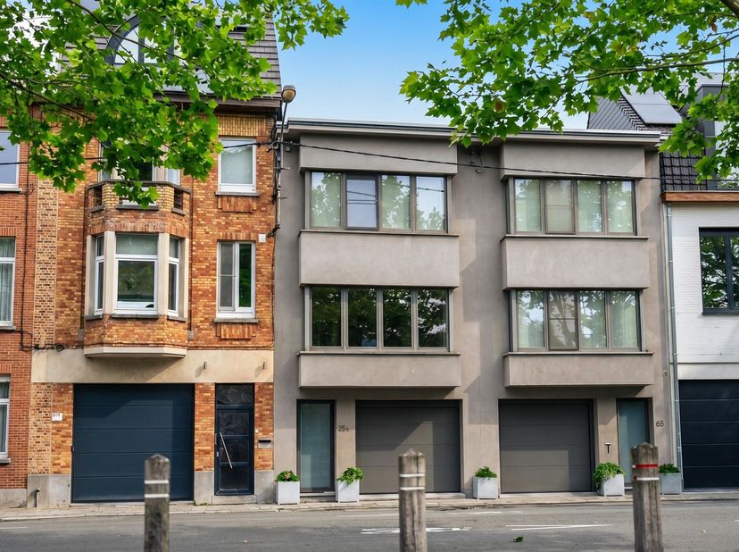 Volledig gerenoveerd appartement met zalig terras<br />
<br />
Gelegen op de Dam, midden op het Buda-eiland, vinden we dit prachtig gerenoveerde app