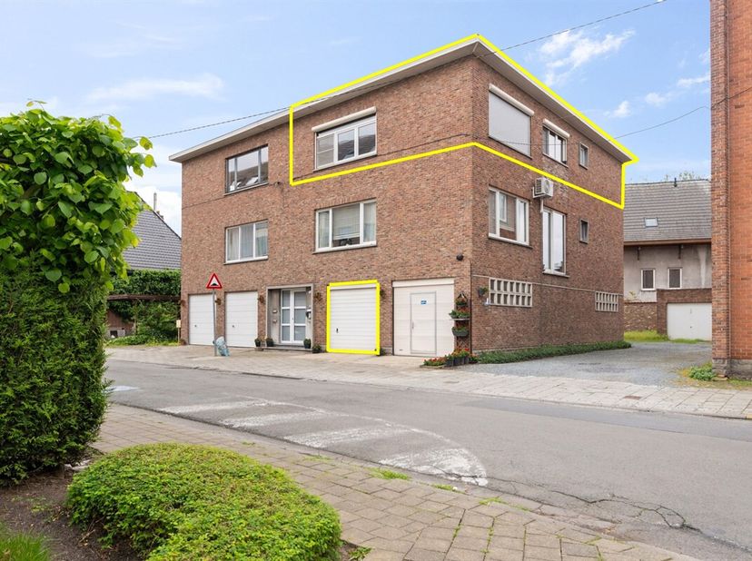 Op zoek naar een ruim dakappartement met potentieel op een uitstekende ligging in Lokeren? Dan is dit appartement absoluut een bezoek waard. Gelegen n