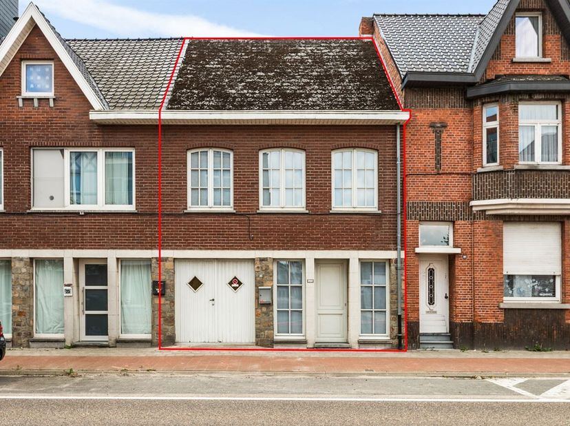 Charmante, instapklare woning met zonnige stadstuin in het centrum van Mol!<br />
Achter de karaktervolle gevel van deze verrassend ruime woning schui