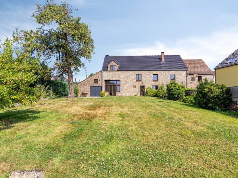Instapklare, goed onderhouden zeer ruime woning met 4 tot 7 slaapkamers, ook geschikt als kangoeroewoning.<br />
<br />
Op zoek naar een ruime wonin
