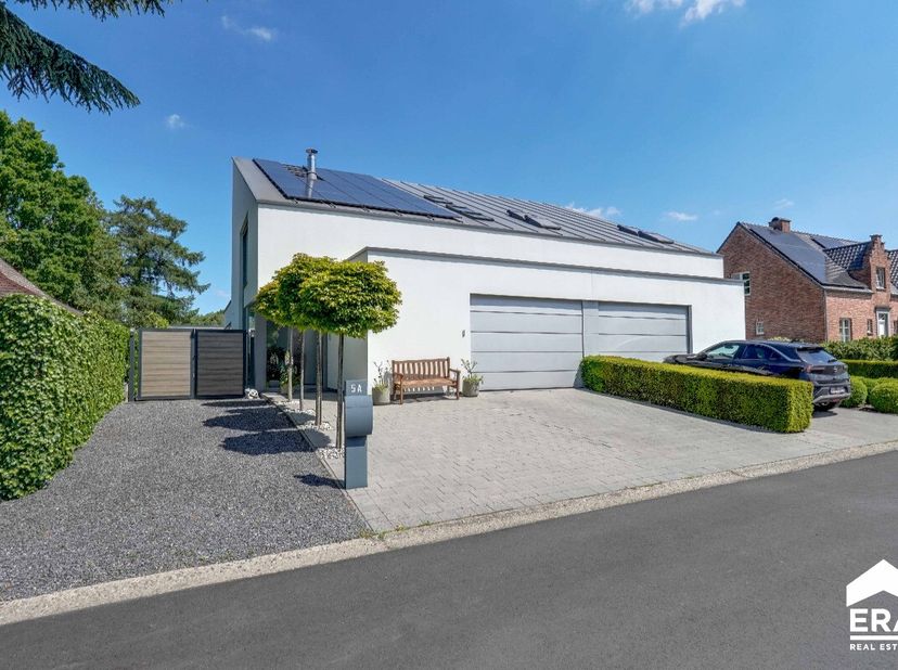 [[ DIT PAND NEEMT DEEL AAN DE ERA OPEN HUIZEN DAG OP 13/6 VAN 14:30 TOT 15:30 ]] Deze architecturale én energiezuinige woning (EPC label A) met 3 slaa