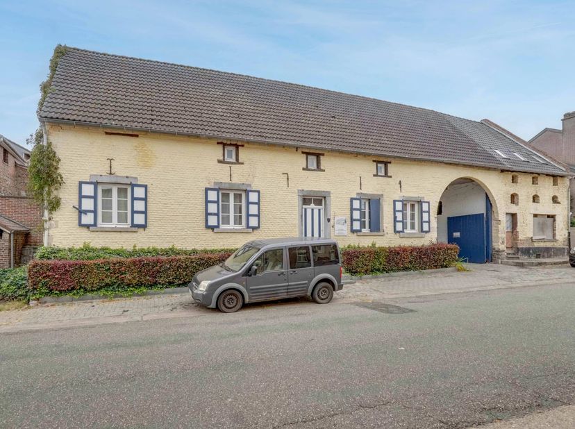 Aan de Ruttermarkt 21 in Tongeren bevindt zich deze karaktervolle vierkantshoeve met een authentieke uitstraling en tal van mogelijkheden.<br />
De ei