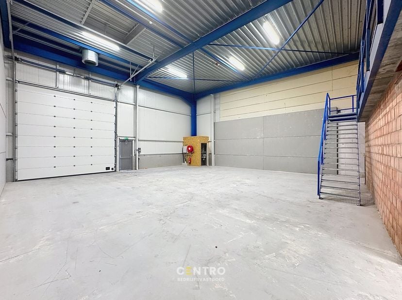 Benaderende OPPERVLAKTE:<br />
Magazijn: 238.65m²<br />
Mezzanine: 74.37m²<br />
Inclusief 2 private parkeerplaatsen en mezzanine&amp;nbsp;voor de deur (g