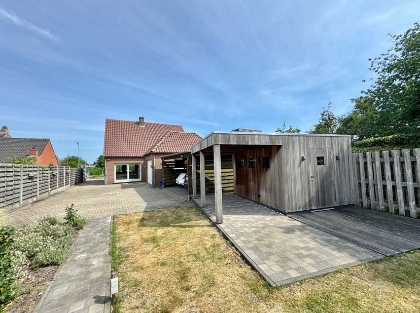 Deze vrijstaande woning combineert ruimte en rust op een prachtig zuidgericht perceel van 707 m² met achterliggende velden.<br />
<br />
Gunstig geleg