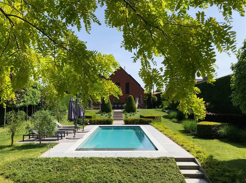 Idéalement situé dans un quartier calme et résidentiel, superbe villa 4 façades en parfait état. <br />
Implantée sur un terrain de 1850 m2 arboré et