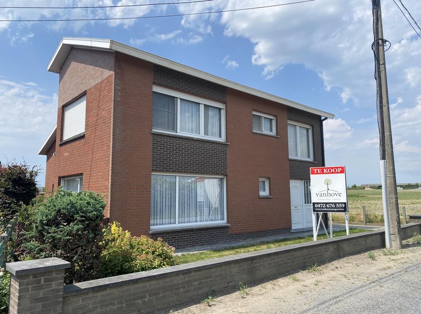 Deze solide woning met bijgebouw, gelegen langs de Oude Heirweg 25 in het landelijke Koolskamp, biedt een unieke kans voor wie op zoek is naar rust, r