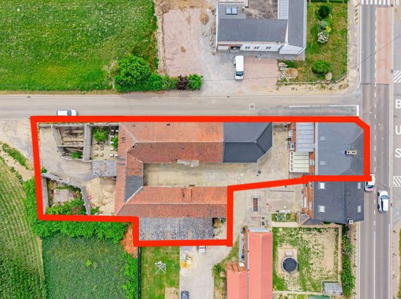 Easyhome vous emmène à Spy, à proximité des axes routiers et des commerces, à la découverte de cette maison de caractère, qui séduit d'emblée par ses
