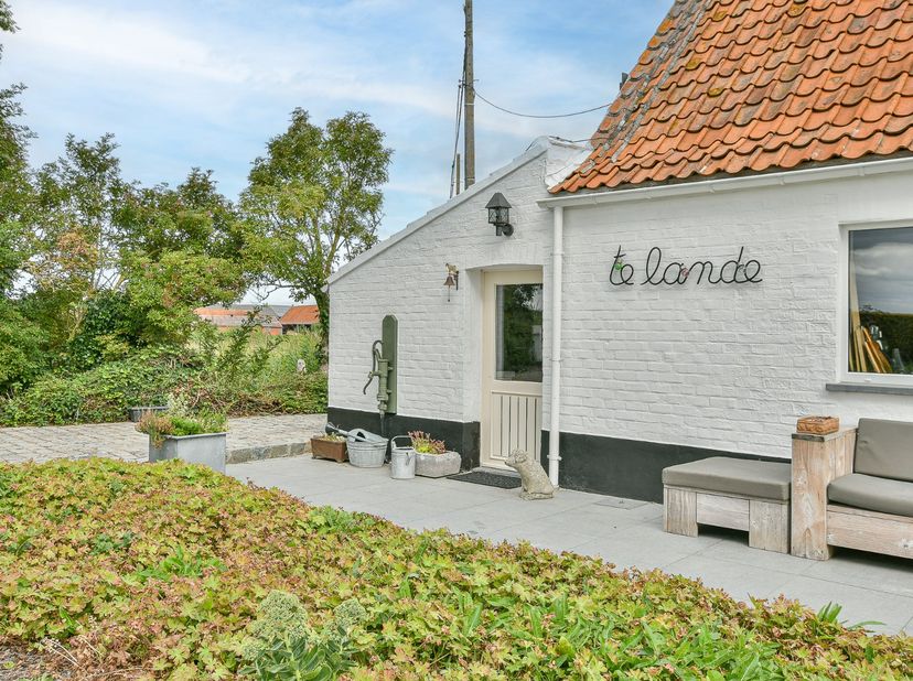 Kijkdag zaterdag 8/8 tussen 10-12u &amp; 14-16u, op afspraak.<br />
Deze karaktervolle hoeve uit 1965 is rustig gelegen, volledig omringd door weilanden e