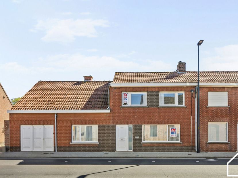 Deze verrassend ruime te renoveren woning, gelegen in het centrum van Langemark, met maar liefst 6 slaapkamers, garage en zeer toffe tuin, biedt een p