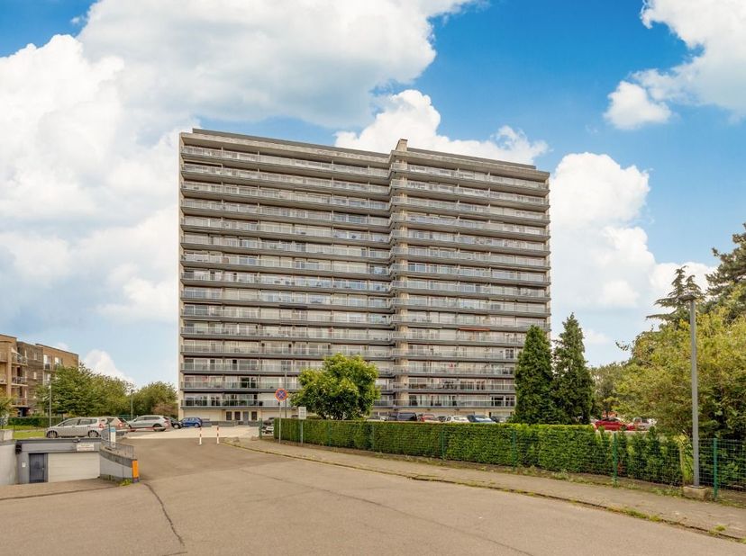 Wonen met uitzicht en mogelijkheden. Op de 13e verdieping van residentie Leiebos vind je dit appartement met een adembenemend panorama. De ligging is