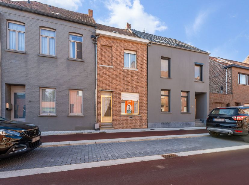 Te renoveren woning met garage en uitweg te koop in Harelbeke<br />
Je betreedt de woning via de inkomhal, die toegang geeft tot een ruime voorplaats.