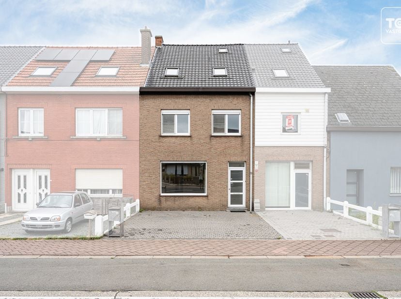 In Melle vinden we deze verzorgde gesloten bebouwing terug. De woning is asbestveilig verklaard en de elektrische installatie is conform. Dankzij het