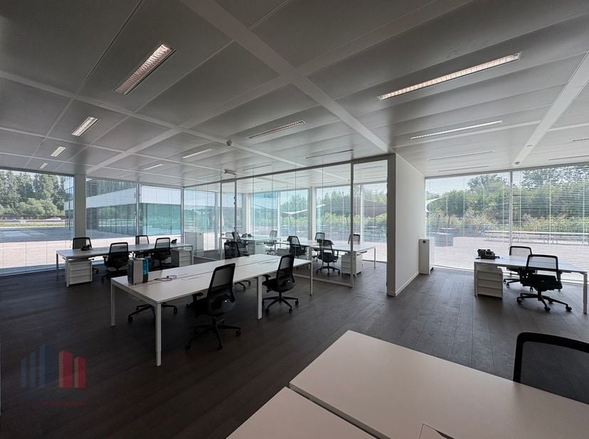 Bureaux élégants et prêts à l'emploi de 323 m² à louer dans un excellent emplacement avec une visibilité phénoménale le long de l'autoroute E40, à pro