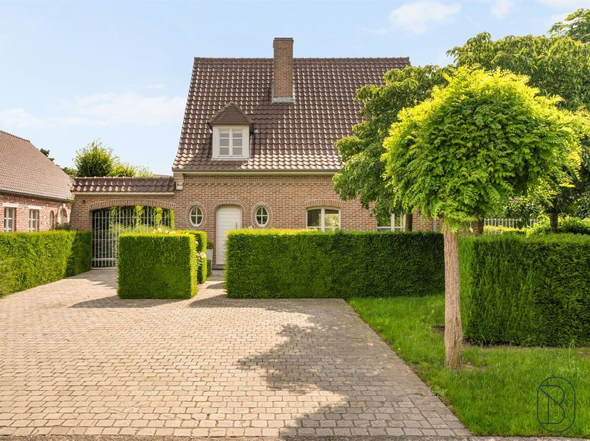 Bent u op zoek naar een ruime gezinswoning in Wielsbeke met een rustige ligging, grote tuin en vlotte bereikbaarheid? Dan is deze instapklare woning p