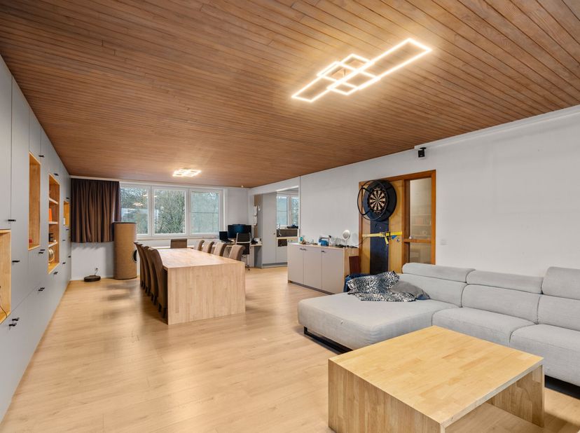 Deze ruime bel-etage gezinswoning is gelegen op een gegeerde locatie tussen de Vicognewijk en Bredene-Dorp. U heeft talrijke faciliteiten in de buurt