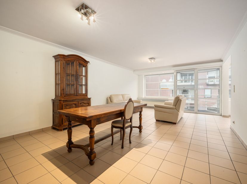 Roeselare- appartement met 3 slaapkamers<br />
<br />
Op zoek naar een gezellig en ruim appartement op een absolute toplocatie?<br />
Dan is dit stijl