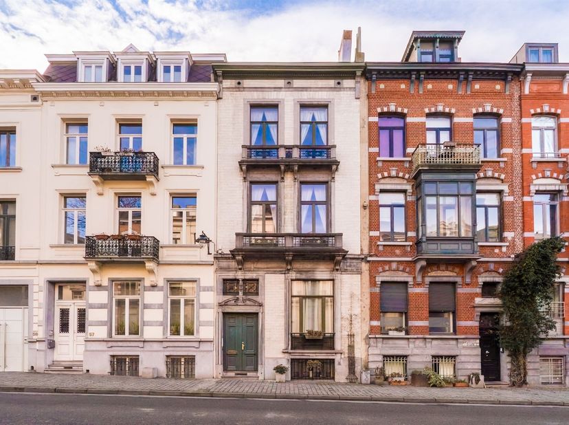 Exclusief opbrengsteigendom met 3 erkende wooneenheden nabij Europese Commissie. Op slechts 200 meter van het Berlaymontgebouw bevindt zich dit karakt