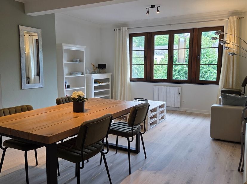 Bel appartement rénové (+- 65m² habitables) dans un petit immeuble avec ascenseur et vue sur la Semois.<br />
<br />
Composition du bien 2ème étage (1