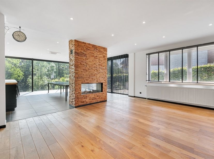 Op een unieke en bijzonder gunstige locatie bevindt zich deze charmante, instapklare halfopen bebouwing die ruimte, comfort en uitstraling moeiteloos