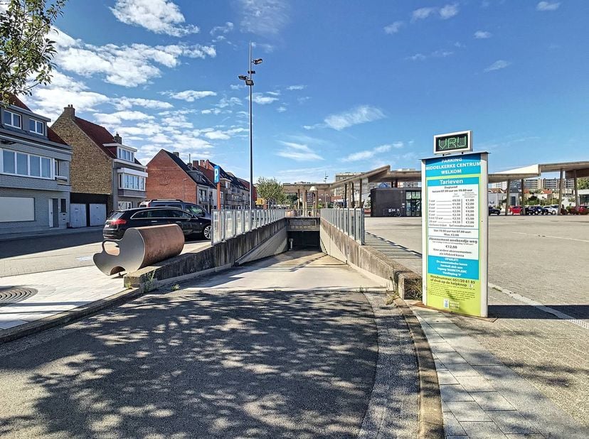 Ce box de garage spacieux et situé au centre est situé au deuxième étage du Parking Centrum, sous la place du marché à Middelkerke. Le box a une super
