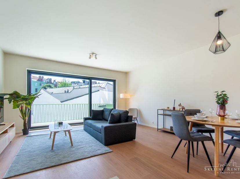 BESIDE C 1.2 – MINIMALE HUURTERMIJN 1 JAAR – Ideaal gelegen in een rustige straat in Etterbeek, geniet dit appartement van een uitstekende ligging op