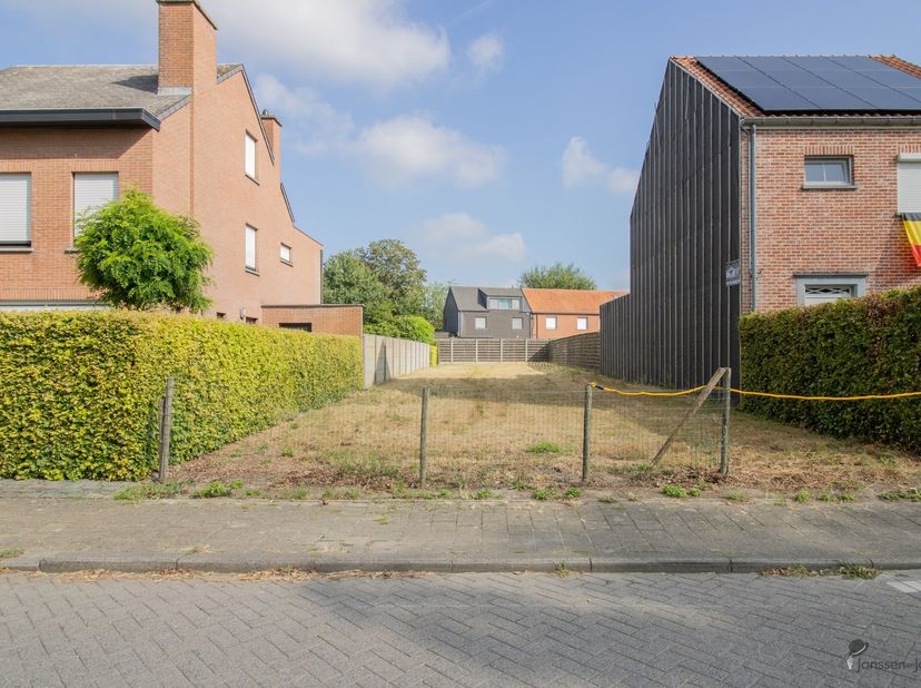 Bouwgrond van 360 m² voor halfopen bebouwing te St. Antonius. <br />
<br />
Bouwgrond voor een traditionele HOB met <br />
<br />
Voorschriften: <