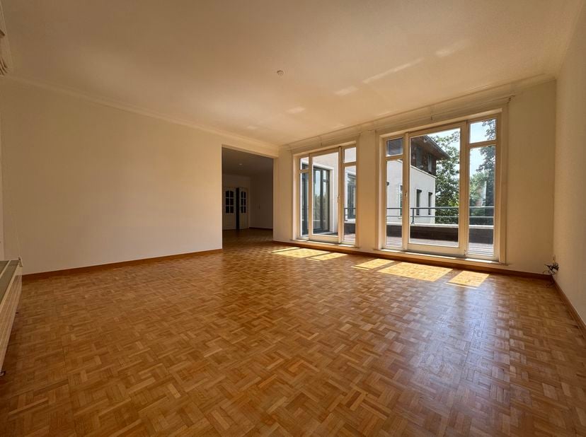 Situé sur la prestigieuse Avenue Brugmann à Uccle, à proximité immédiate des commerces, des transports en commun et de toutes les commodités, nous vou