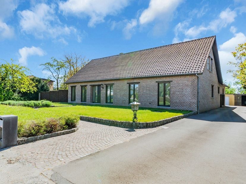 Karaktervolle open bebouwing met 5 slaapkamers, polyvalente hobbyruimte en bijgebouw op prachtig perceel van 1.775 m² in Veerle-Laakdal<br />
Langs de
