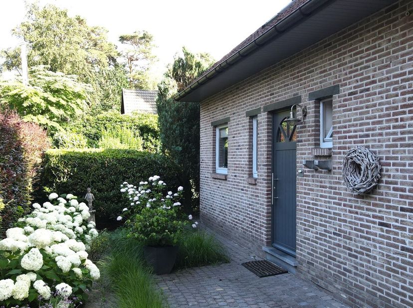 Charmante woning op een prachtig groen perceel van ca. 896 m² in Brecht.<br />
Bent u op zoek naar een gezellige woning met een prachtige tuin, een ru
