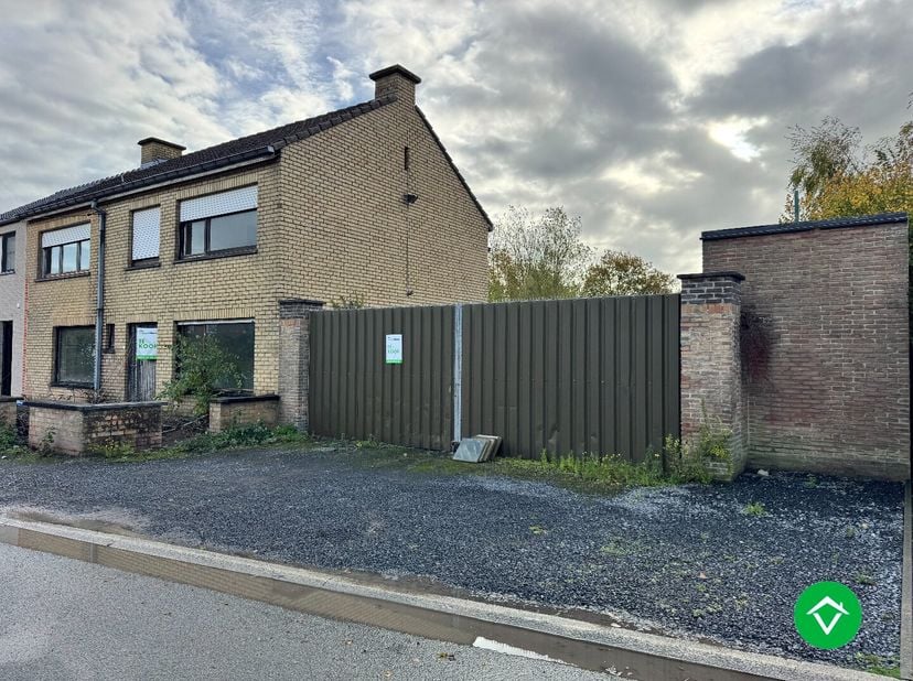 Te koop  Statige halfopen bebouwing op 1.130 m² grond in Wevelgem (Moorsele)<br />
Ontdek deze ruime en karaktervolle woning in een rustige doodlopend