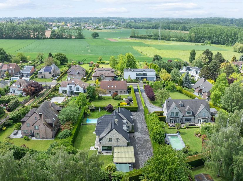 Cette villa exclusive de style campagnard à Wemmel respire la classe pure. Avec une surface habitable de 526 m² et des finitions supérieures, elle off
