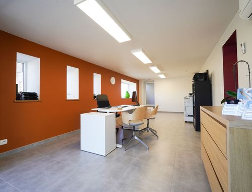                                         Bâtiment commercial à louer à Bois-de-Villers, € 570

