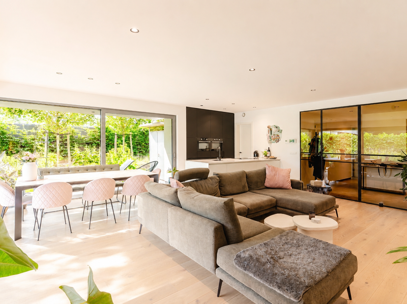 LIGGING<br />
Gelegen in een aangename, doodlopende en residentiële straat in Destelbergen, biedt dit appartement een uitstekende combinatie van rust,