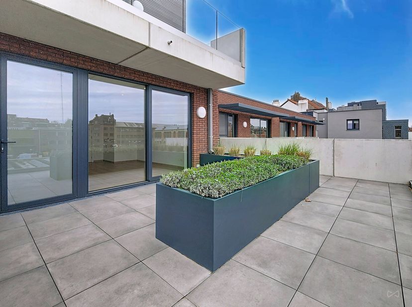 Tél : 0456 87 27 16 / E-mail : juliana.t@weinvest.be<br />
We Invest vous propose en exclusivité ce magnifique appartemen moderne de 70m², situé au 3è