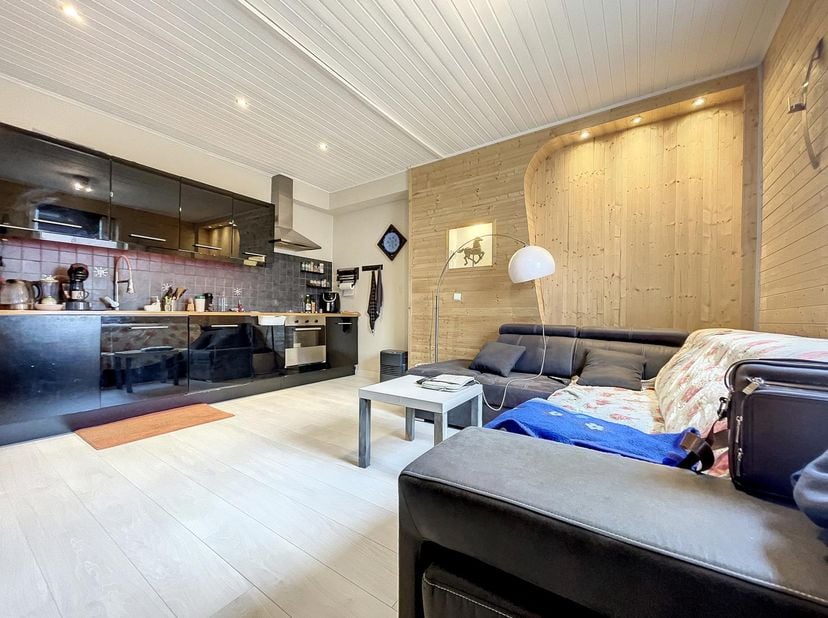 Cette magnifique maison située dans une rue calme de Seraing vous est proposée par l'agence SKYIMMO. Cet immeuble est composé comme suit :<br />
RDC :