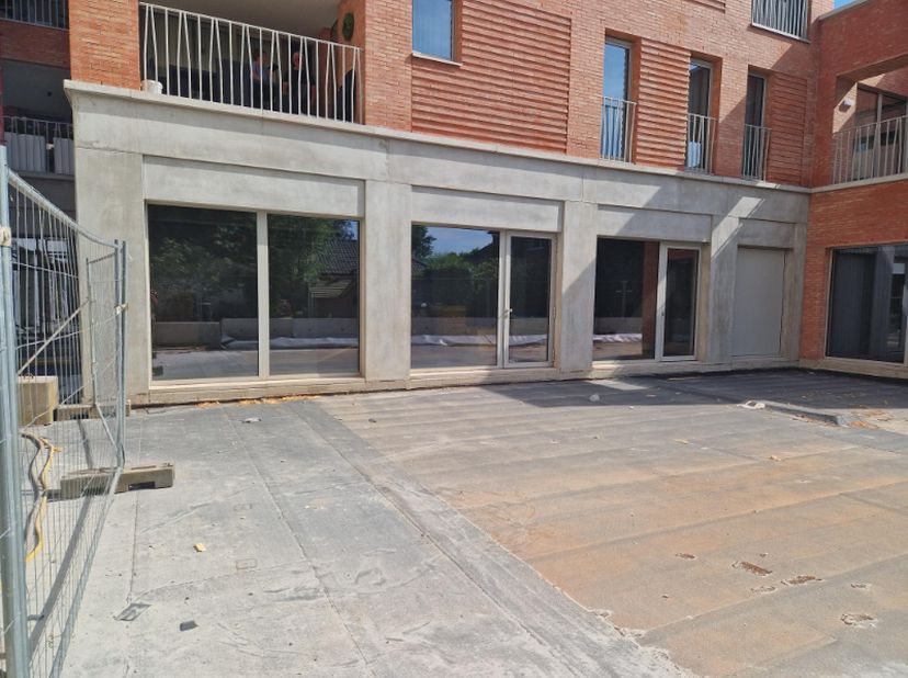 Casco en centraal gelegen nieuwbouw handelsgelijkvloers (160m²) met gezellig terras (130m²) op een TOPlocatie!<br />
<br />
Je eigen zaak in de vernie