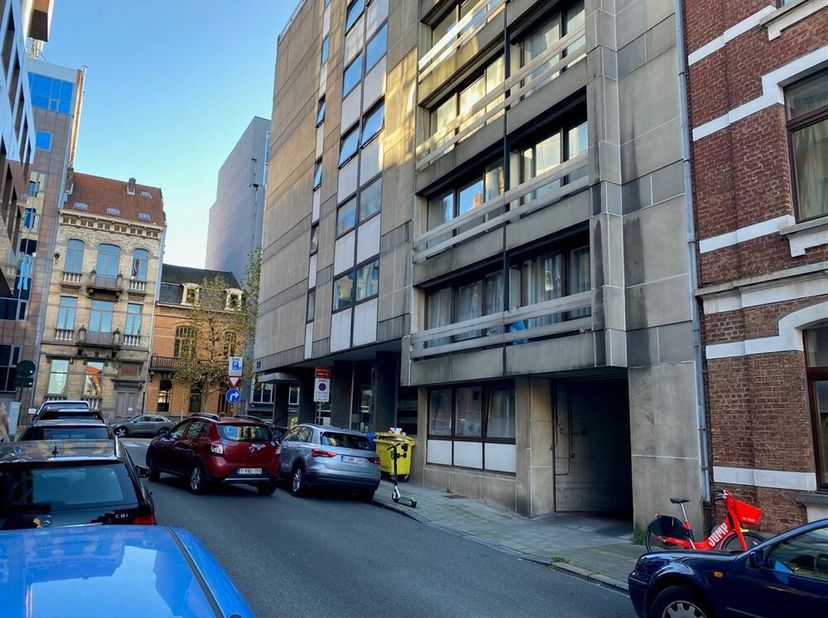 Un bel emplacement de voiture spacieux dans un immeuble d'appartements. Un accès facile et très bien situé dans le quartier européen.